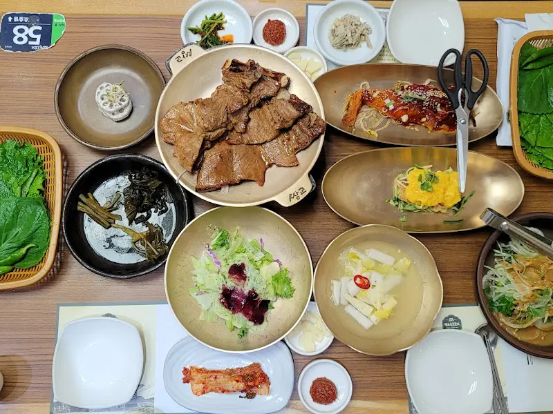 푸짐하게 차려진 한 상