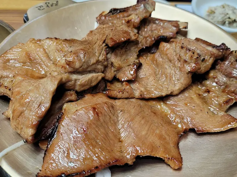 윤기가 흐르는 숯불갈비