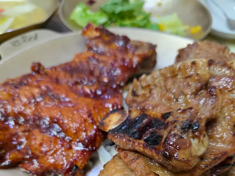 매콤한 양념이 입혀진 매운 숯불갈비