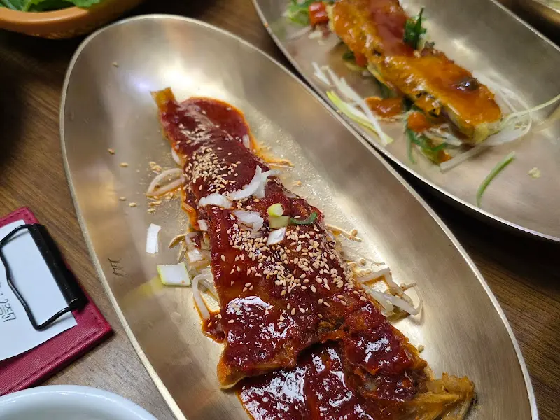 먹음직스러운 숯불갈비