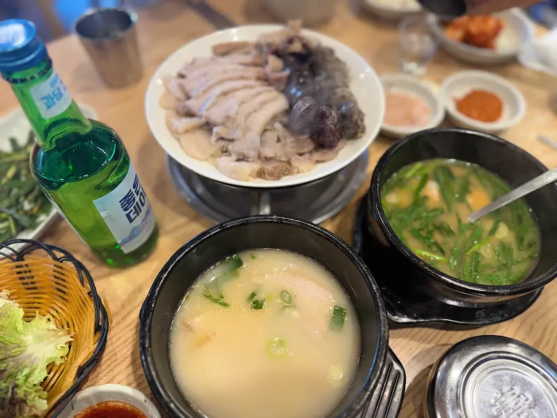 수육백반 한 상 차림