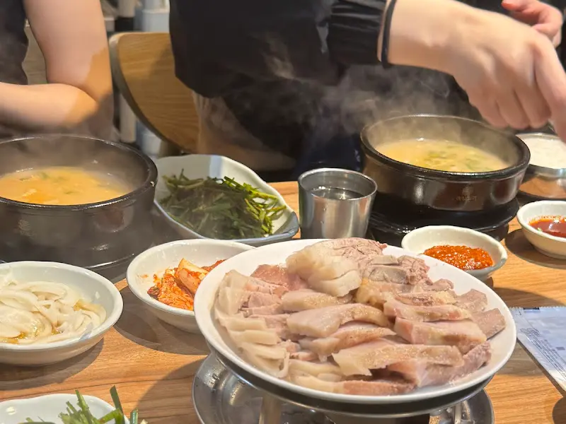 수육백반 한 상 차림 근접샷