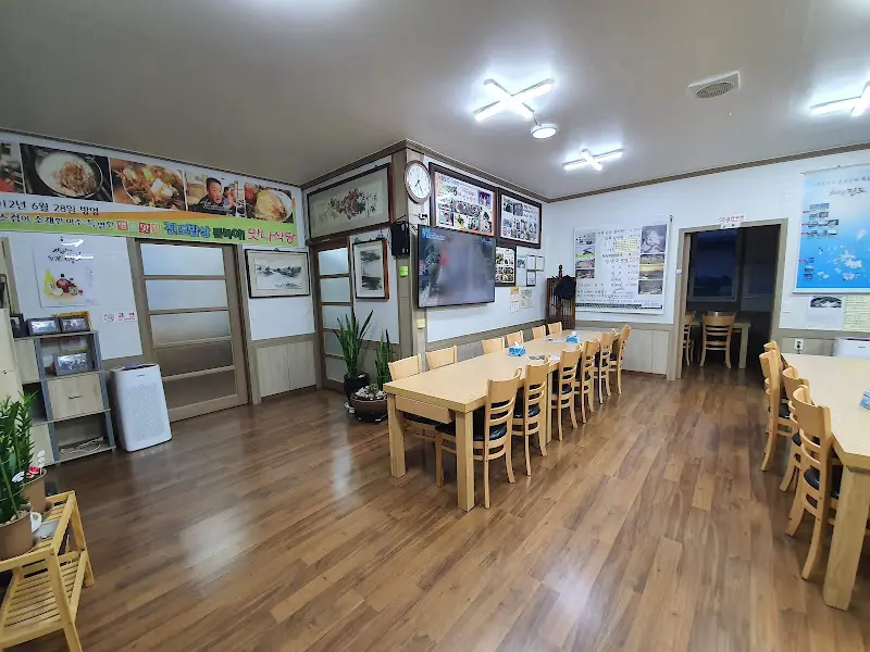 넓은 식당 내부