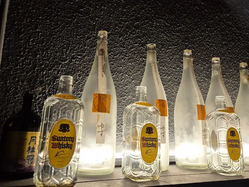 다양한 사케와 일본 소주가 진열된 벽면