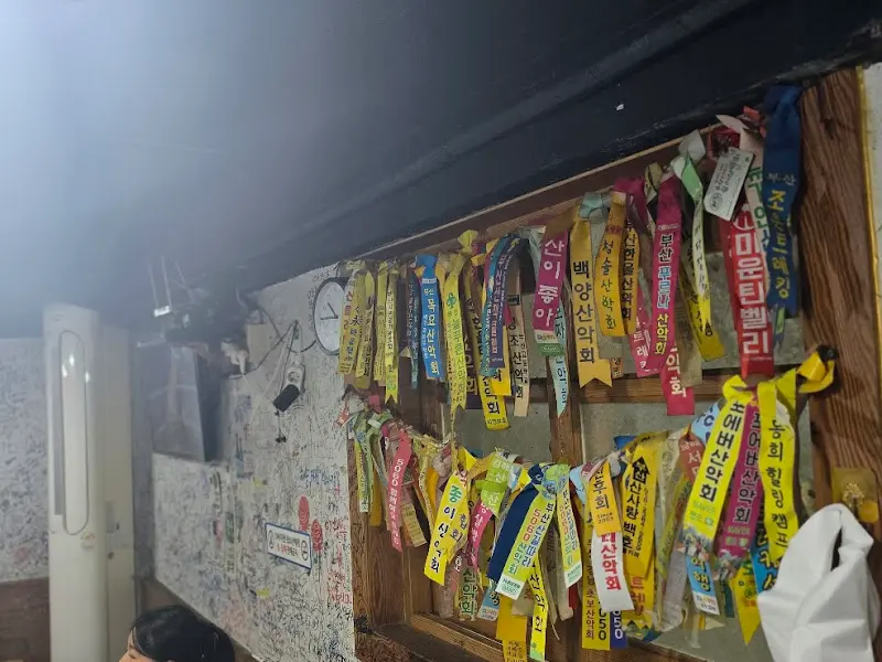 벽에 가득한 낙서들