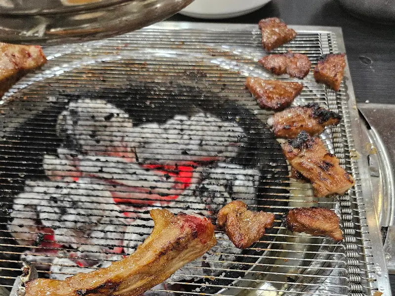 숯불 위에서 익어가는 갈비