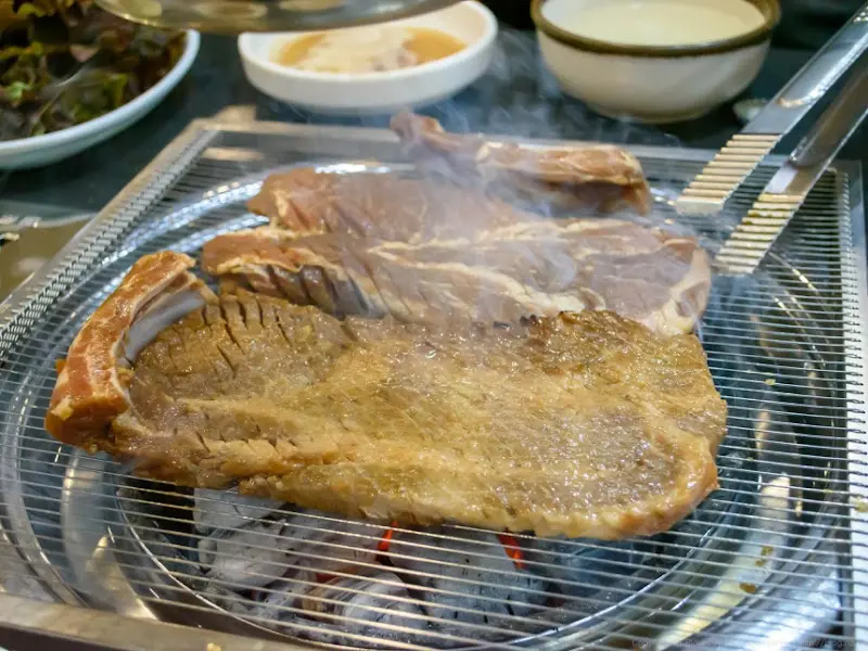 숯불에 구워지는 남수원왕갈비