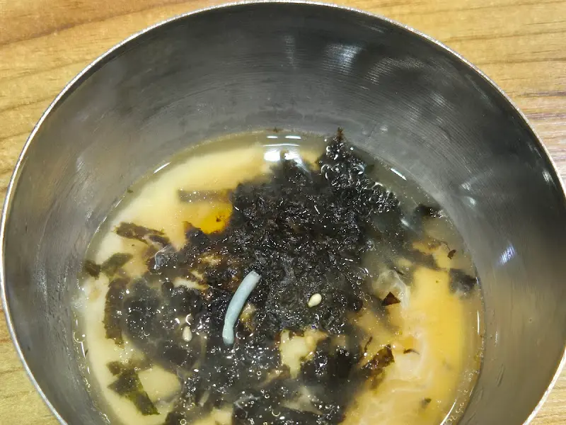 수란에 김을 넣어 먹는 모습