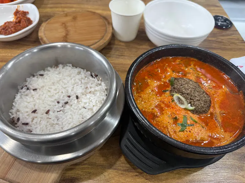 돌솥밥과 얼큰순대국의 환상적인 조합