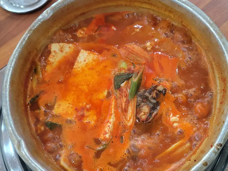 양푼 냄비 안에서 보글보글 끓고 있는 동태찌개