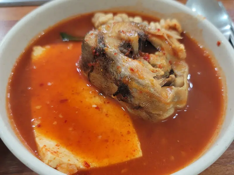 앞접시에 담긴 동태찌개의 모습