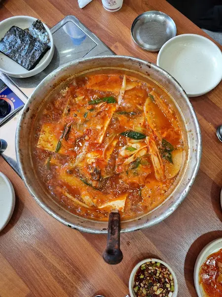 테이블 위에 놓인 동태찌개와 밑반찬