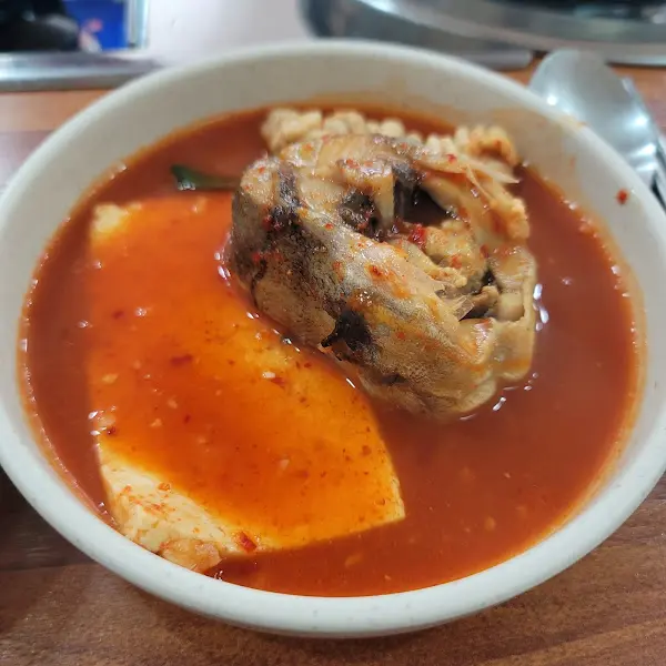 앞접시에 담긴 동태찌개와 두부, 동태 머리