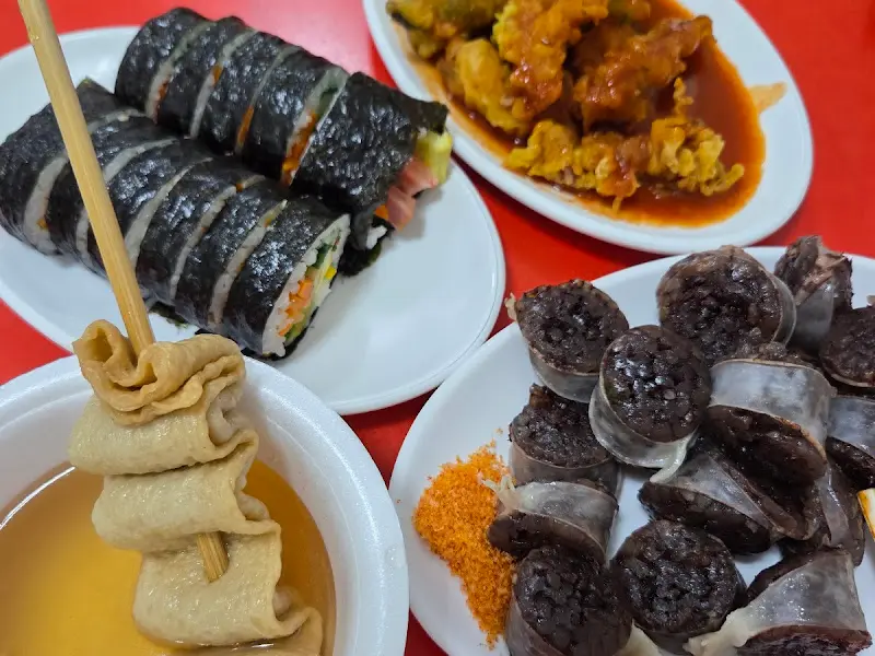 정갈하게 담긴 분식 한 상