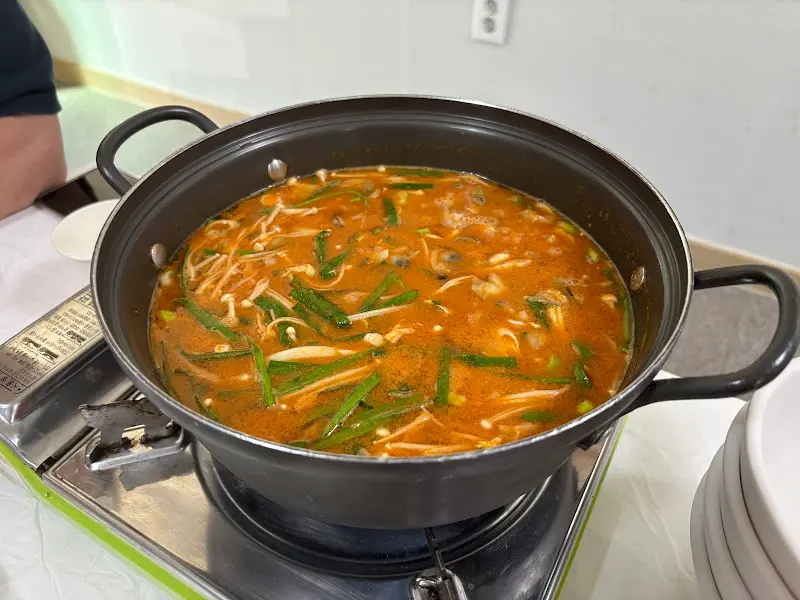 보글보글 끓고 있는 째복국