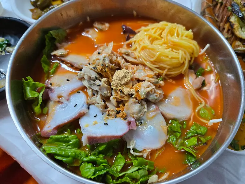 째복과 해산물, 채소가 조화롭게 어우러진 물회