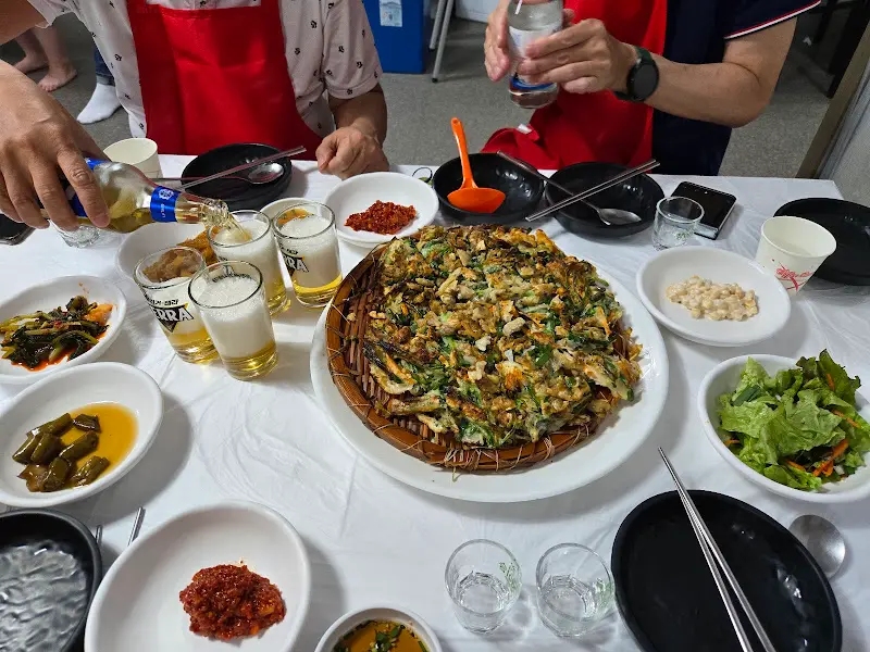 째복전과 술잔이 놓인 테이블