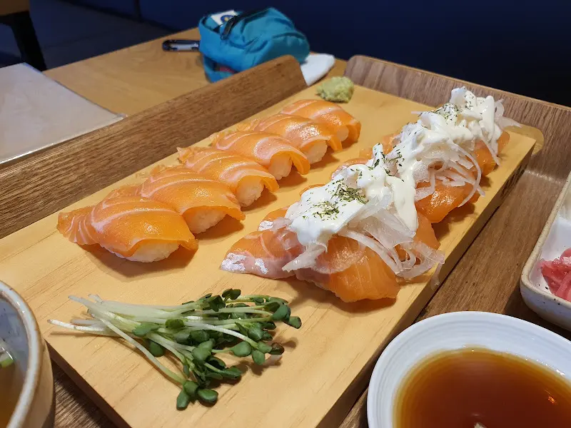 윤기가 흐르는 연어 초밥