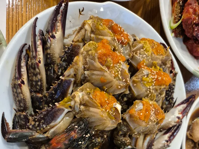 신선한 게살이 가득한 간장게장