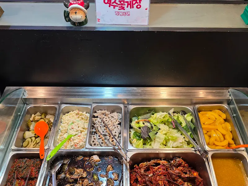 다양한 음식이 준비된 리필바