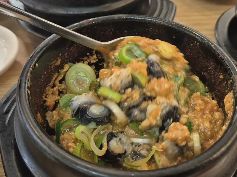 우렁이 쌈장을 밥에 비벼 먹는 모습