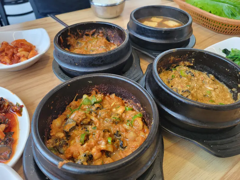 푸짐한 우렁이 쌈밥 한 상