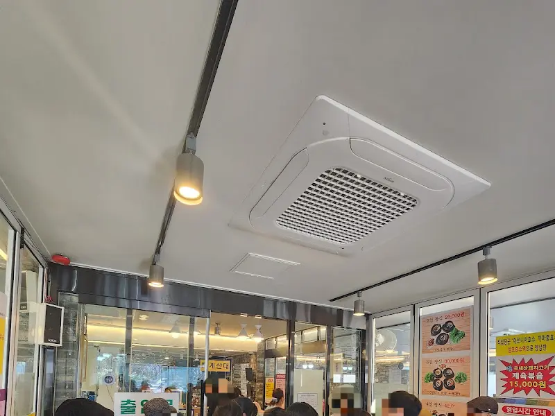 깔끔한 식당 내부