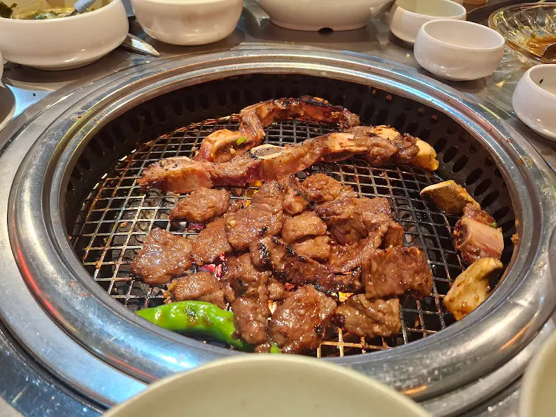 숯불 위에 구워지는 갈비