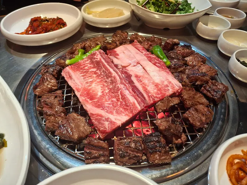 숯불 위에 구워진 갈비