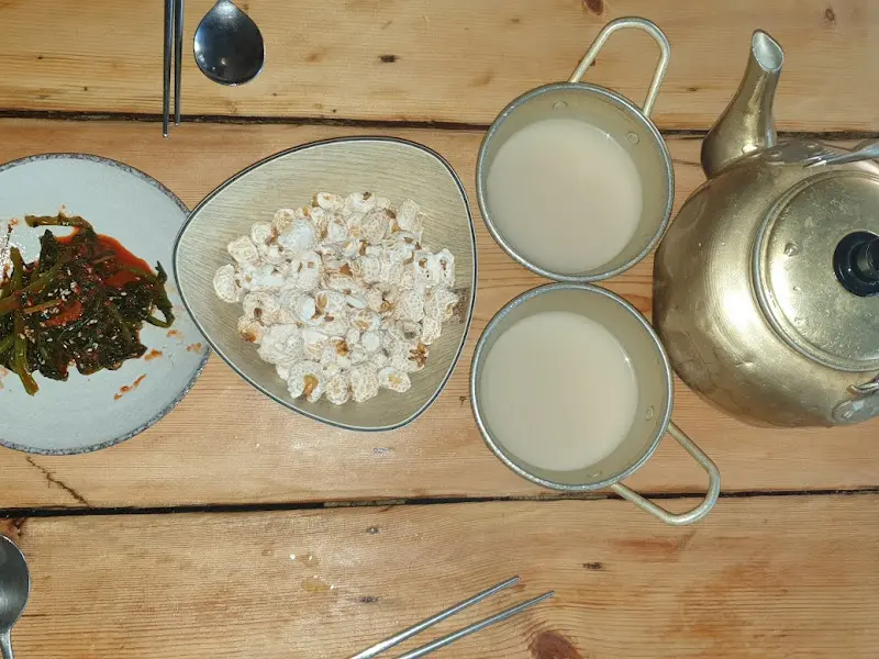 기본 안주와 막걸리