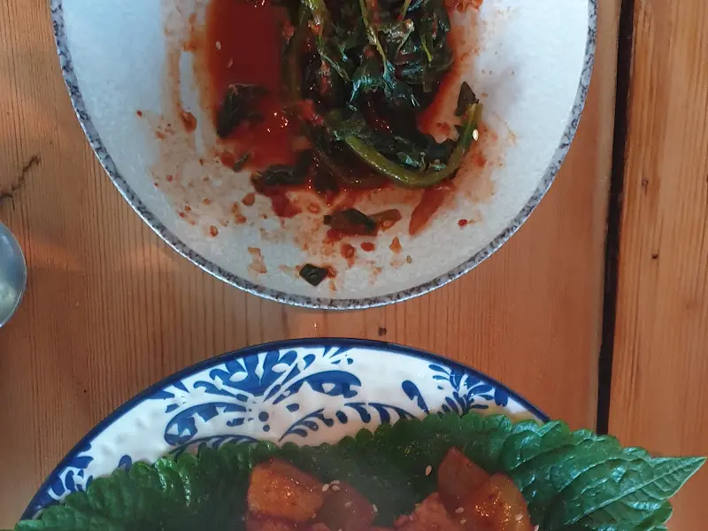 맛깔스러운 김치전과 밑반찬