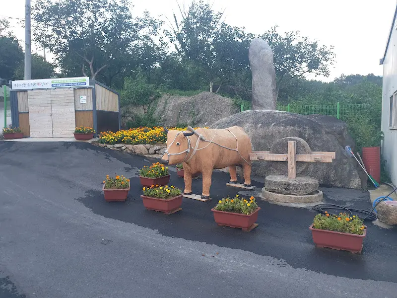 주막 앞 소 조형물