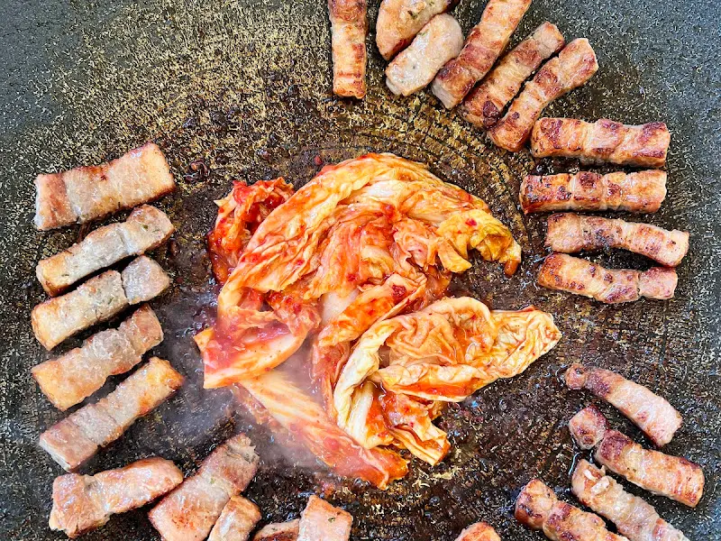 불판 위의 김치와 고기