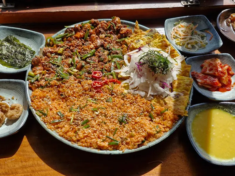 쟁반에 푸짐하게 담겨 나온 꼬막육전대판의 전체적인 모습