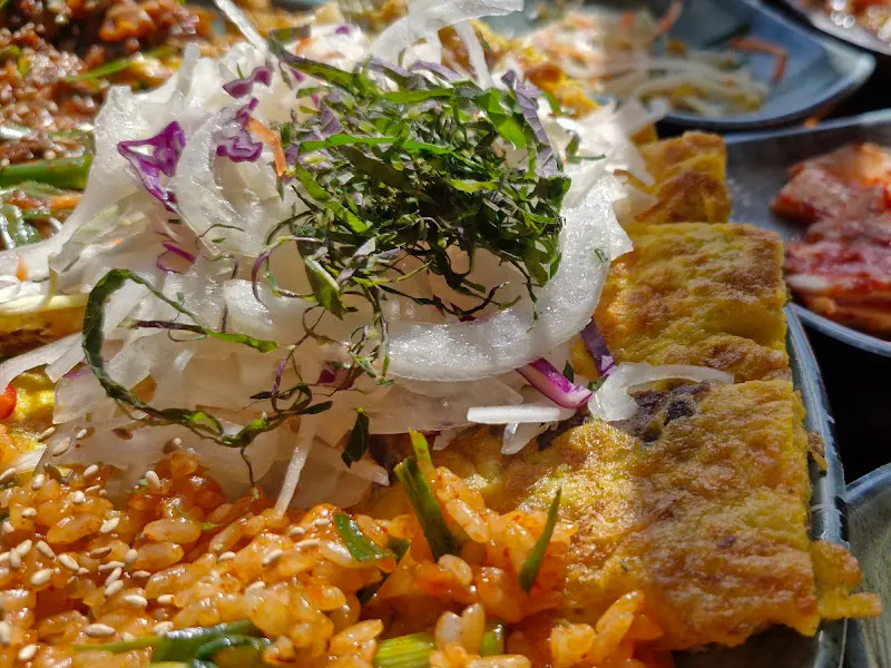 육전 위에 양파와 샐러드가 얹혀 있는 모습