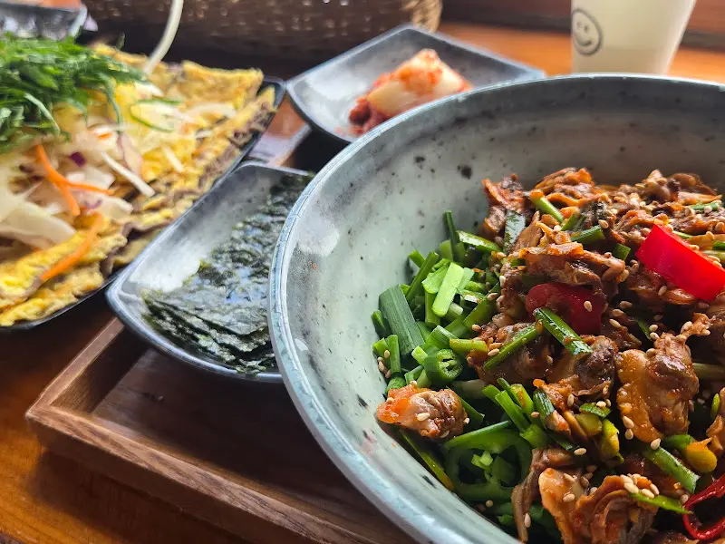 쟁반 위에 놓인 꼬막 무침과 육전, 김 등의 모습