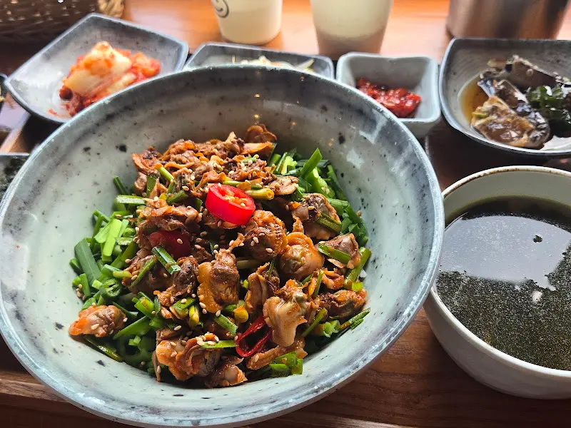 꼬막 무침이 담긴 그릇의 모습