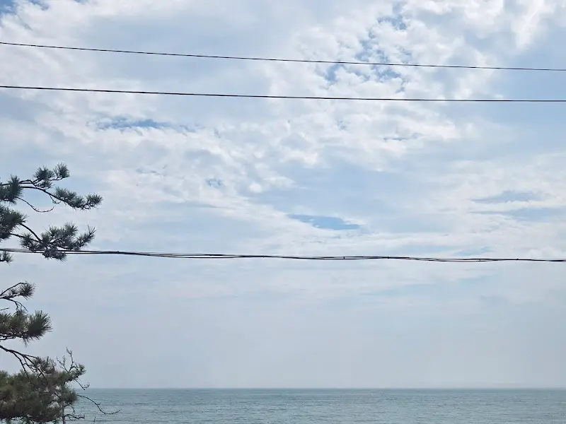 하늘과 바다가 보이는 창 밖 풍경