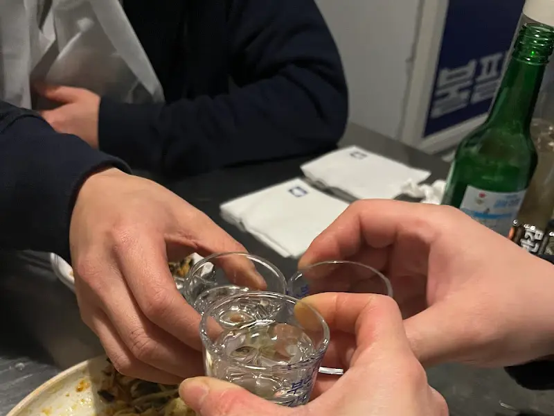 술잔을 부딪히며 즐거운 시간을 보내는 사람들