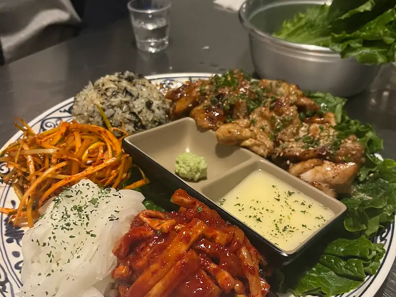 다채로운 메뉴가 담긴 플레이트