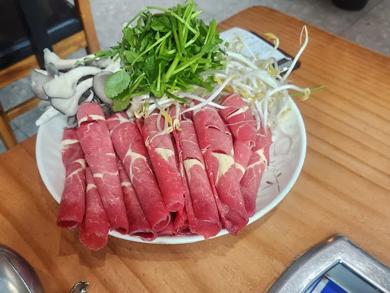 신선한 소고기와 채소 한 접시