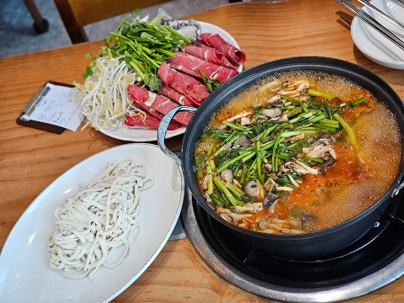 샤브샤브 재료와 칼국수 면