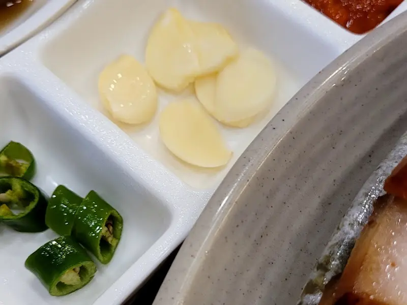 보쌈과 환상의 궁합을 자랑하는 마늘과 고추