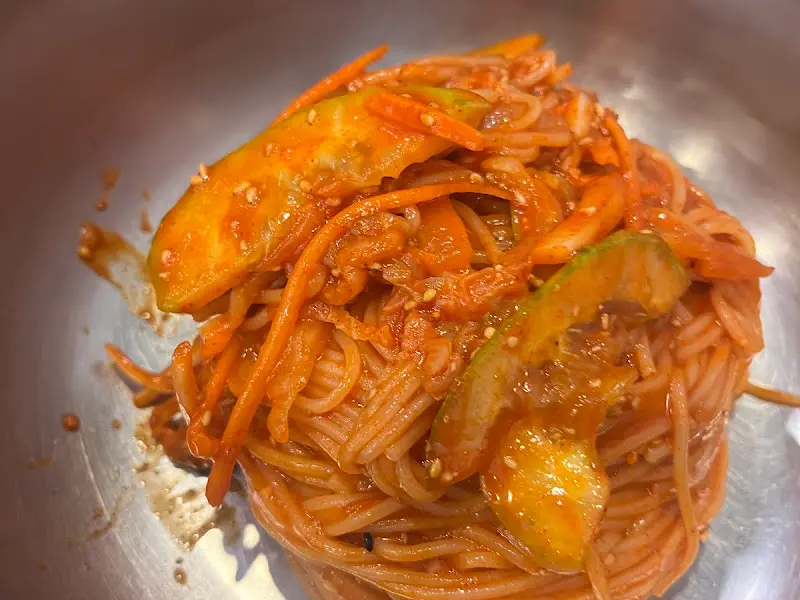 입맛을 돋우는 비빔국수