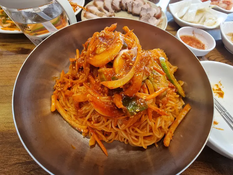 환상적인 조화를 이루는 보쌈과 비빔국수
