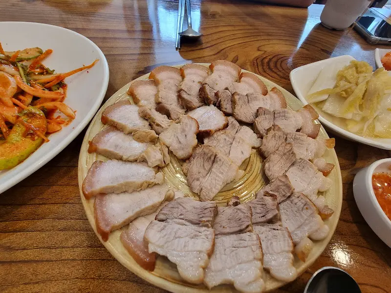 보기좋게 정렬된 보쌈 한 상차림