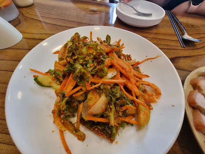 채소가 듬뿍 들어간 비빔국수