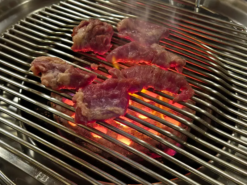 석쇠 위에서 익어가는 돼지불백