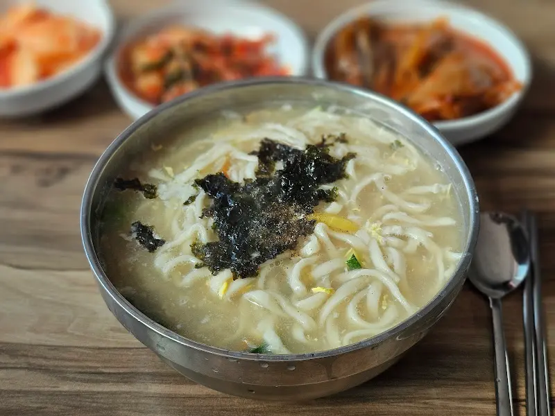 돌다리 기사식당에서 제공되는 뽀얀 멸치 육수의 잔치국수