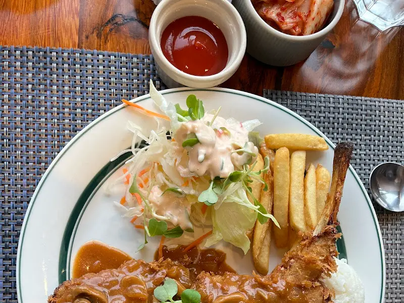 뼈가 붙어있는 독특한 비주얼의 돈까스